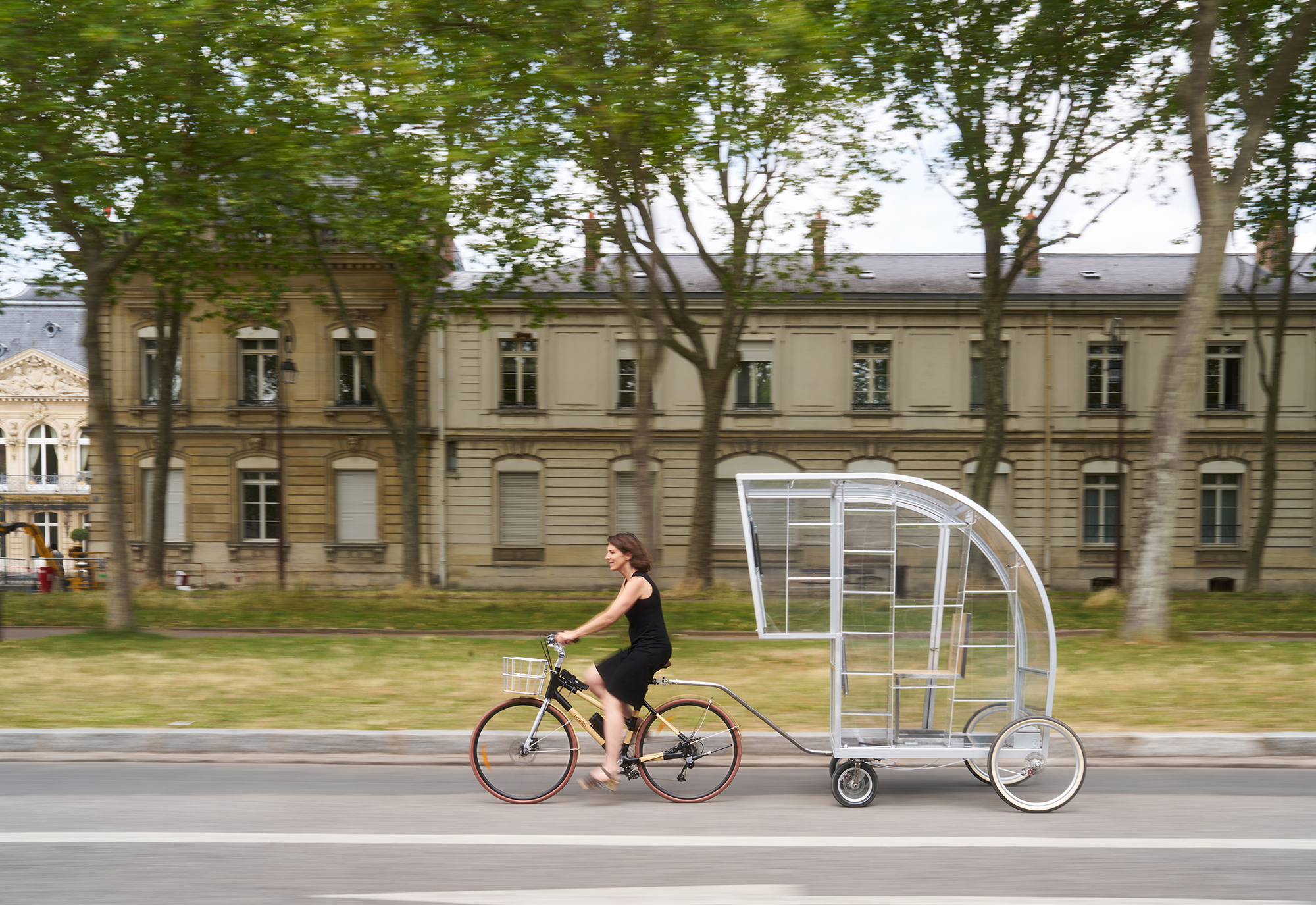 La Rolling carrosse contemporain tracté par un vélo avenue de Paris à Versailles